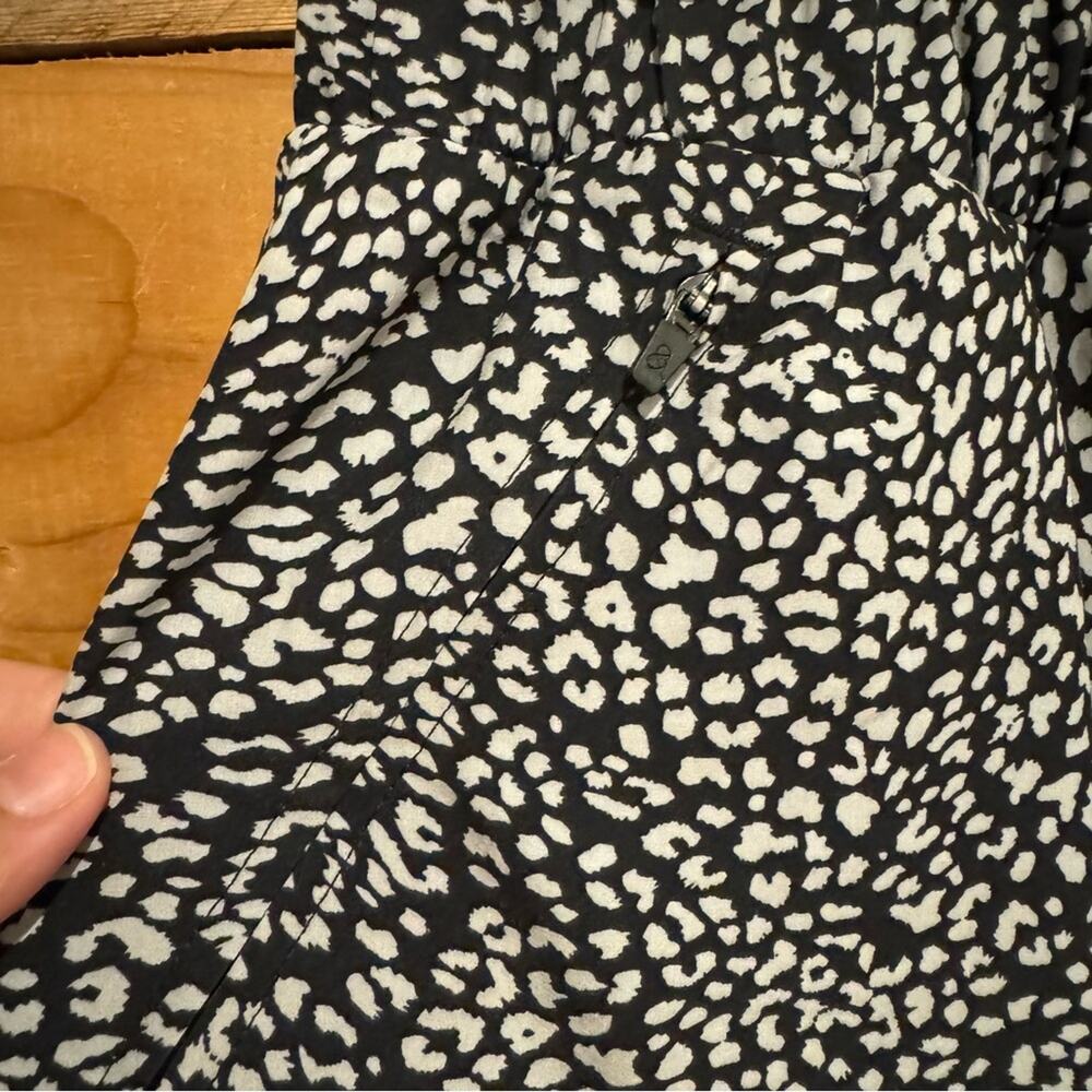 Lou & Grey Cheetah Print Wanderweave Zip Pocket Skort Skirt Black/White Size L - Picture 7 of 12